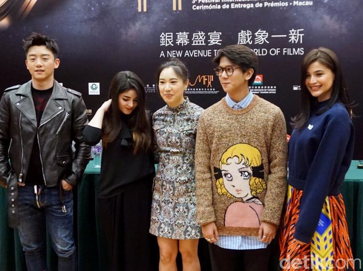 Gaya Iqbaal Ramadhan bersama Bintang Baru Asian Lainnya
