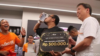 Sebagai pembeli pertama, Fadly mendapatkan hadiah. Foto: Rifkianto Nugroho/detikinet