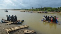 Warga memilih menggunakan jasa penyeberangan sungai karena Jembatan Pansel Cipatunjah yang biasa mereka gunakan ambruk diterjang banjir bandang. Selain itu, tarif yang dipatok untuk satu kali penyeberangan pun tergolong ramah di kantong, yaitu mulai dari Rp 5.000 hingga Rp 10.000. Antara Foto/Adeng Bustomi.