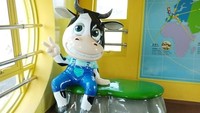 Jangan lupa berfoto dengan maskot sapi yang jadi ikon taman rekreasi ini ya! Taman rekreasi ini buka dari Selasa hingga Senin dari pukul 10.00 sampai 18.00 waktu setempat.  (cheesepark.kr)