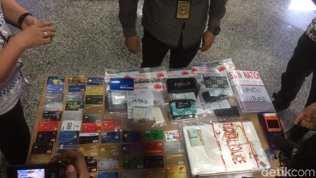  Tim Direktorat Tindak Pidana Siber Bareskrim Polri mengungkap kasus pemalsuan kartu kredit