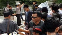 Seperti diketahui Bupati Cianjur Irvan diduga memeras kepala SMP di Cianjur terkait Dana Alokasi Khusus (DAK) Pendidikan senilai Rp 46,8 miliar. Dana itu kemudian dipotong sebesar 14,5 persen oleh Irvan dan sejumlah pihak lainnya. Sementara itu, jatah untuk Irvan secara pribadi adalah 7 persen dari total DAK atau sekitar Rp 3,2 miliar.