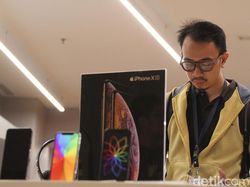 Suasana Antrean dan Ciuman Pembeli iPhone Anyar di Indonesia