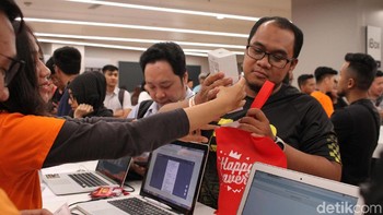 Fadly menjadi pembeli pertama iPhone anyar dalam penjualan perdananya di Indonesia. Foto: Rifkianto Nugroho/detikinet