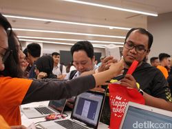 Suasana Antrean dan Ciuman Pembeli iPhone Anyar di Indonesia