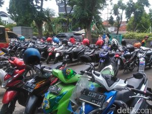 Tarif Parkir di Wisata Religi Sunan Ampel Dikeluhkan Pengunjung