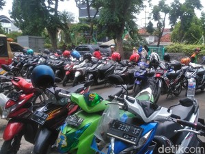 Ini Alasan Kenapa Motor Nggak Boleh Diparkir di Bawah Terik Matahari