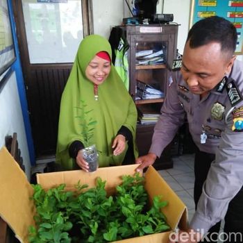 Inspiratif! Polisi Lamongan Ini Beramal Lewat Jualan Pohon Bidara
