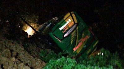 Penampakan Bus yang Masuk Jurang karena Longsor di Solok