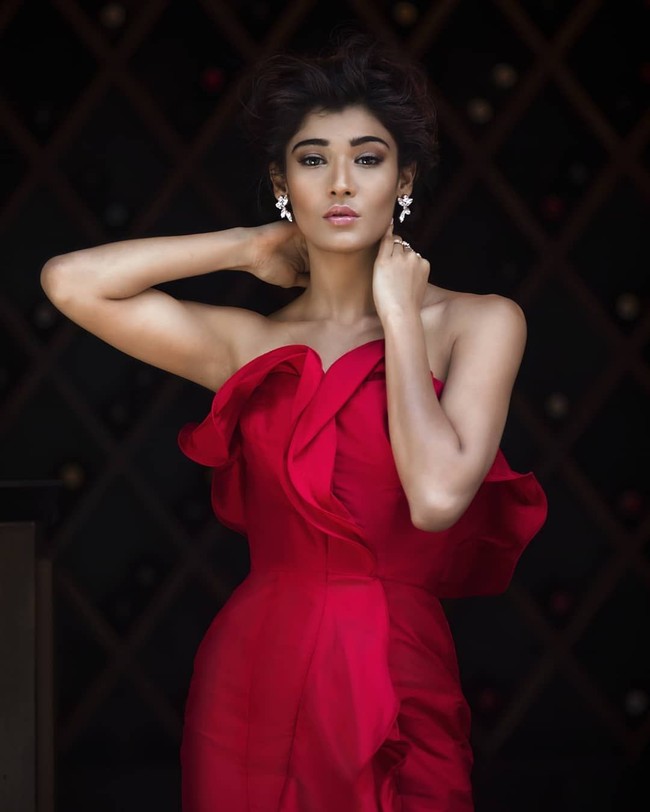 Sejak kematian ibunda, kehidupan Nehal dan keluarganya berubah drastis. Dalam wawancara yang diunggah akun Beauty Pageants di YouTube, wanita 22 tahun ini bercerita bahwa ia harus mengemban tanggung jawab besar dalam keluarga di usia yang masih sangat muda. Foto: Instagram/@nehalchudasama9