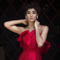 Sejak kematian ibunda, kehidupan Nehal dan keluarganya berubah drastis. Dalam wawancara yang diunggah akun Beauty Pageants di YouTube, wanita 22 tahun ini bercerita bahwa ia harus mengemban tanggung jawab besar dalam keluarga di usia yang masih sangat muda. Foto: Instagram/@nehalchudasama9