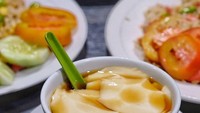 The Lucky Belly sedang mampir ke Ronde Jahe Gardujati untuk menikmati semangkuk kembang tahu hangat. Slurp! Dengan kuah jahe yang manis pedas, enak banget untuk hangatkan tubuh. (Foto: Instagram @the.lucky.belly)