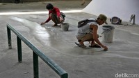 Selain membangun arena bermain untuk papan seluncur (skateboard) Skatepark Fly Over Slipi ini pun dapat digunakan untuk bermain sepeda BMX.