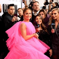 Bukan cuma performa di panggung dan balik kamera, aktris dan penyanyi Jenninfer Lopez juga totalitas untuk urusan penampilan. Dikabarkan Daily Mail, J.Lo, begitu ia dikenal, memakai 11 baju berbeda hanya dalam kurun 48 jam untuk mempromosikan film terbarunya, Second Act di New York City, Amerika Serikat. (Foto: Getty Images)