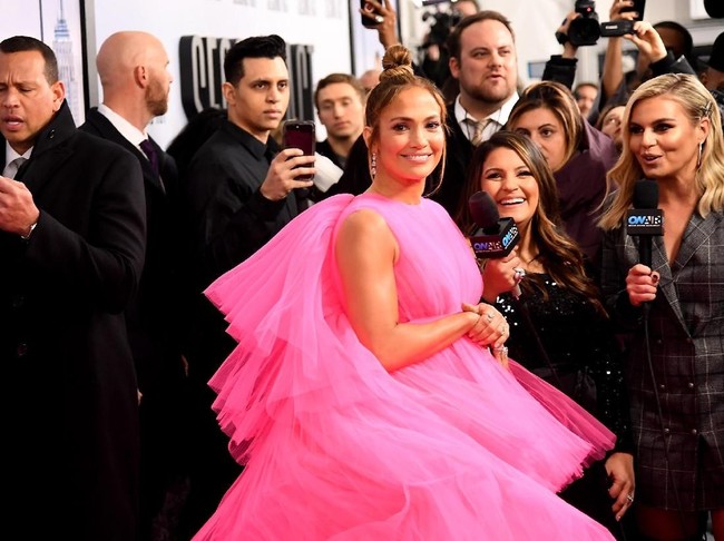 Bukan cuma performa di panggung dan balik kamera, aktris dan penyanyi Jenninfer Lopez juga totalitas untuk urusan penampilan. Dikabarkan Daily Mail, J.Lo, begitu ia dikenal, memakai 11 baju berbeda hanya dalam kurun 48 jam untuk mempromosikan film terbarunya, Second Act di New York City, Amerika Serikat. (Foto: Getty Images)