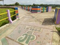 Pagar pembatasnya dicat warna-warni (Dadang Hermansyah/detikTravel)