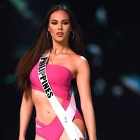 Finalis Miss Universe asal Filipina,  Catriona Gray, banyak mendapat penilaian positif dari berbagai pengamat kontes kecantikan untuk sesi penjurian busana renang ini. Catriona memesona dalam balutan baju renang berdetail cut out berwarna fuschia. Foto: Lillian SUWANRUMPHA / AFP