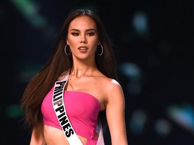 Finalis Miss Universe asal Filipina,  Catriona Gray, banyak mendapat penilaian positif dari berbagai pengamat kontes kecantikan untuk sesi penjurian busana renang ini. Catriona memesona dalam balutan baju renang berdetail cut out berwarna fuschia. Foto: Lillian SUWANRUMPHA / AFP