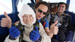 Aksi Nenek 102 Tahun yang Jadi Penerjun Payung Tertua di Dunia