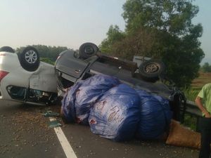 2 Mobil Terguling di Tol Cipularang, 2 Orang Terluka