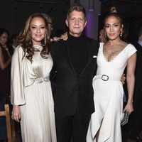 Gaya J.Lo langsung berubah drastis saat menghadiri after-party yang digelar setelah premier. Kali ini, gaun putih seksi dengan belahan dada rendah (plunging neck) menjadi andalannya. (Foto: Theo Wargo/Getty Images)