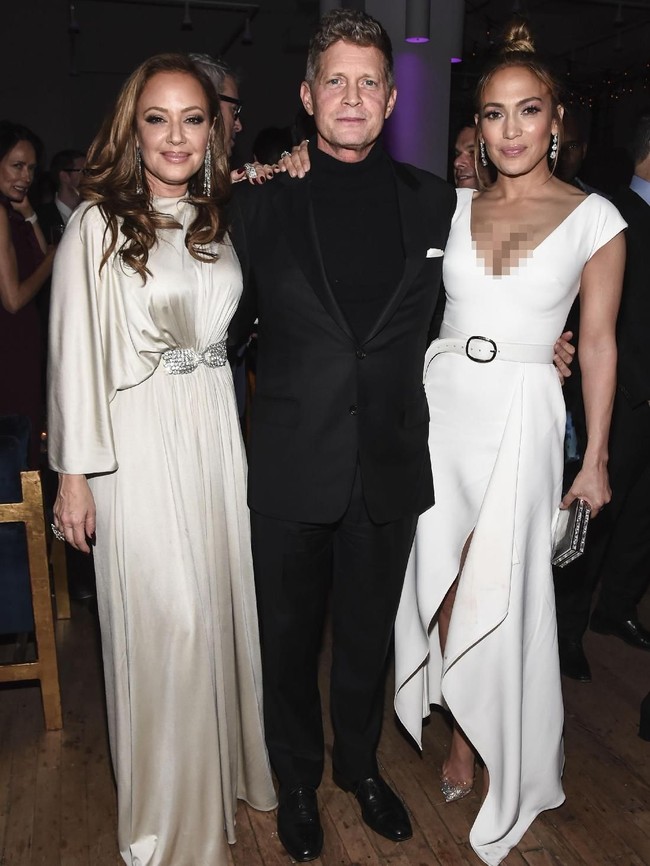 Gaya J.Lo langsung berubah drastis saat menghadiri after-party yang digelar setelah premier. Kali ini, gaun putih seksi dengan belahan dada rendah (plunging neck) menjadi andalannya. (Foto: Theo Wargo/Getty Images)