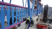 JPO didominasi dengan warna biru. Gigi balang dipasang di seluruh pinggir JPO hingga terkesan terbuka. (Foto: Arief Ikhsanudin/detikcom)
