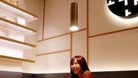 Senyum sumringah, di suatu kafe Yannie terlihat sedang menikmati kopi hangat.Foto: Instagram@yannie_kim