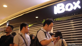 Para fanboy Apple ini rela antre sejak pagi sebelum iBox dibuka. Foto: Rifkianto Nugroho/detikinet