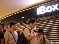 Suasana Antrean dan Ciuman Pembeli iPhone Anyar di Indonesia