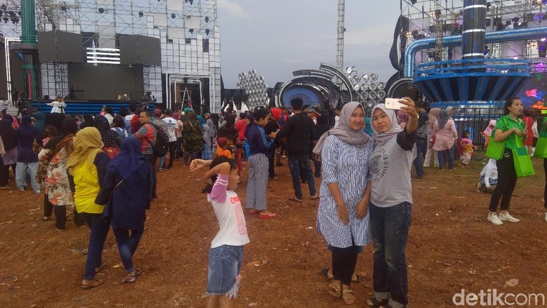 Warga Mulai Ramai Datangi Lokasi Perayaan HUT Transmedia Warga Mulai Ramai Datangi Lokasi Perayaan HUT Transmedia