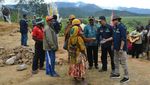 Senangnya Warga Pelosok Papua, Dulu Gelap Kini Terang