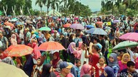 Warga bergelombang mendatangi Alun-alun Cianjur usai melaksanakan salat Jumat di Masjid Agung Cianjur.