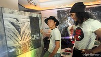 Para personil Slank juga memberikan tanda tangan untuk poster acara tersebut.