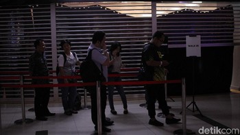 Dari pantauan detikINET di lokasi, baru delapan orang yang antre sampai pukul 09.50 WIB. Foto: Rifkianto Nugroho/detikinet