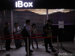 Suasana Antrean dan Ciuman Pembeli iPhone Anyar di Indonesia