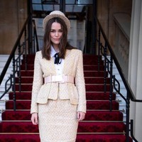 Untuk momen spesial tersebut, Keira Knightley tampil maksimal dalam balutan setelan bergaya vintage dari koleksi Couture Spring/Summer 2017 Chanel. Berwarna kuning lemon, setelan yang terdiri dari blazer dan rok pensil, beserta kemeja putih berdasi pita hitam itu sukses membuat penampilan sang bintang terlihat stylish.  Foto: Victoria Jones - WPA Pool/Getty Images