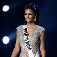 Miss Puerto Rico Kiara Ortega melangkah di panggung memakai gaun sequin perak membentuk tubuhnya. Embroidery serta penempatan beads yang apik membuat gaun tampak mewah. Foto: REUTERS/Athit Perawongmetha