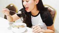 Selain mie ayam, bakso juga jadi makanan kesukaan Abel. Sluurp! Foto: Instagram@abellyc