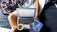 Saat lagi mager di kasur, Prado terlihat tetap belajar sambil ngopi. Di depannya ada laptop serta sebuah buku. Foto: instagram @gabrielndsprado