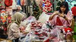 Pernak-pernik Natal di Pasar Asemka Mulai Diserbu