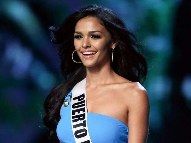 Finalis yang tampil cantik mengenakan busana renang berwarna biru ini adalah finalis Miss Universe 2018 asal Puerto Rico, Kiara Ortega. Foto: REUTERS/Athit Perawongmetha