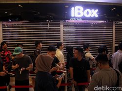 Suasana Antrean dan Ciuman Pembeli iPhone Anyar di Indonesia