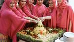 Pose Cantik Istri Bupati Gowa, Priska Paramita Saat Masak Bannang-Bannang