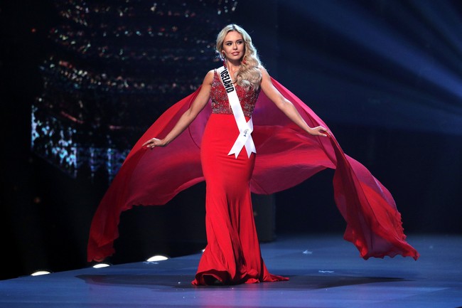 Miss Iceland katrin Lea memiliki gaun dengan sayap melebar yang dramatis mengikuti langkahnya. Foto: REUTERS/Athit Perawongmetha