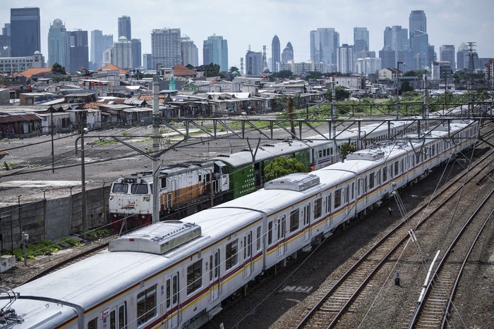 KRL melintas di kawasan Rawajati, Jakarta, Jumat (14/12/2018). Menteri Perhubungan Budi Karya Sumadi mengatakan 
