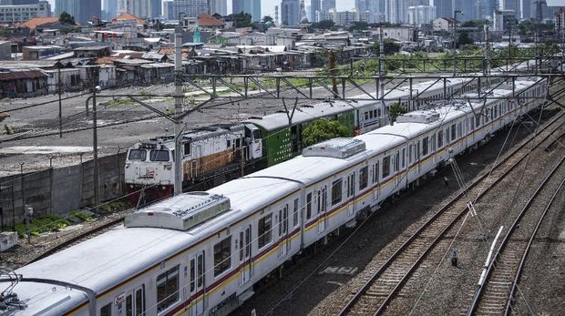 KRL melintas di kawasan Rawajati, Jakarta, Jumat (14/12/2018). Menteri Perhubungan Budi Karya Sumadi mengatakan 