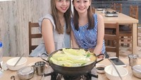 Bersama seorang temannya, Krestle siap makan malam dengan menu Korea. Di depannya ada sepanci sup isi sayuran dan makanan lainnya. Banyak juga yaa makannya! Foto: instagram @krestledeomampo