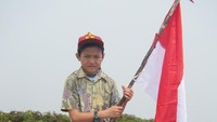 Aksinya saat memegang bendera di Gunung Binaya pada tanggal 3 Mei 2016. (Joel Tandionugroho/Istimewa)