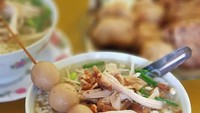 Disajikan dalam mangkok porselen mungil pastinya satu mangkok kurang. Ini salah satu keunikan soto Semarang yang bikin kangen. Foto : Instagram @andreasferry